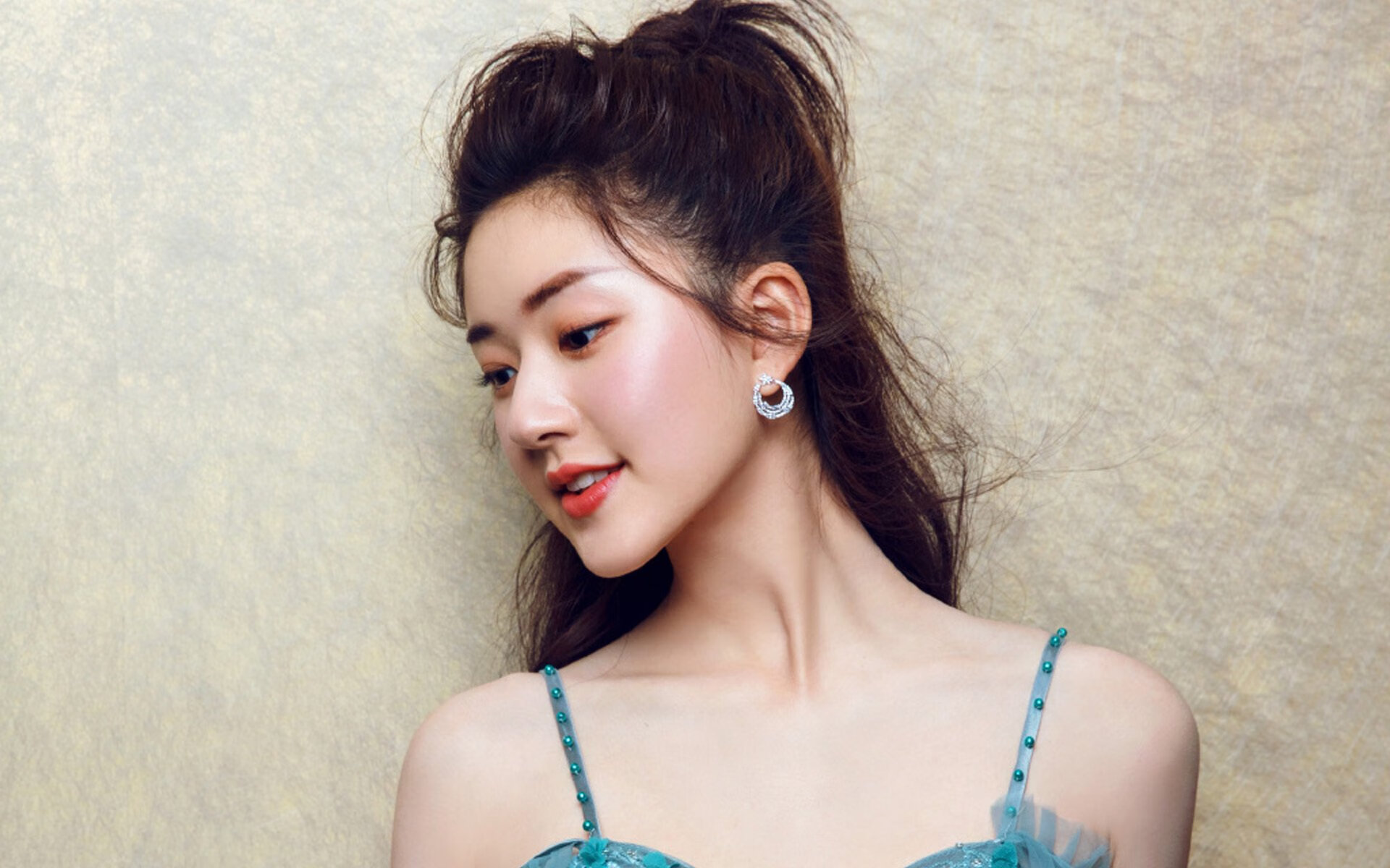 “中国足球运动员签约国际品牌，商业价值提升”，2021中国足球运动员排行榜前十名